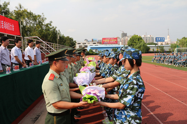学生给教官鲜花