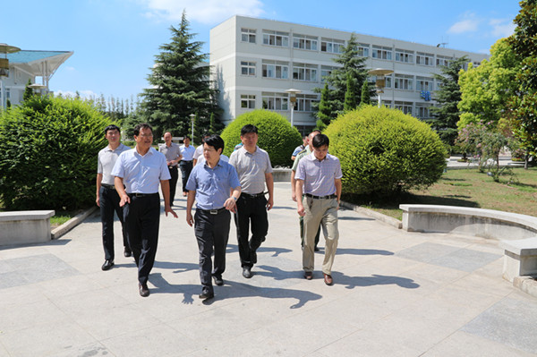 朱建文校长和分管安全工作的殷建国副校长全程陪同
