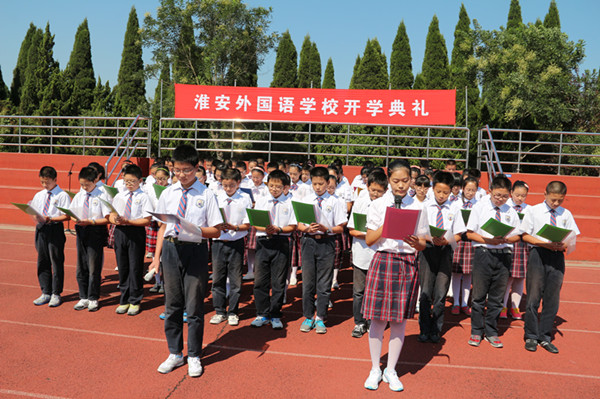 初二年级学生代表给全体师生献上了诗朗诵——《种子的心》。