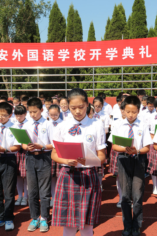 学生代表给全体师生献上了诗朗诵
