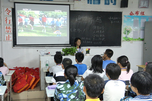 校学生集体观看《开学第一课》