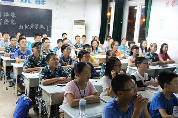 淮外学子聚精会神观看《开学第一课》