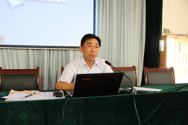 殷建国副校长为餐厅、商店全体从业人员作题为《食品安全知识培训》的讲座
