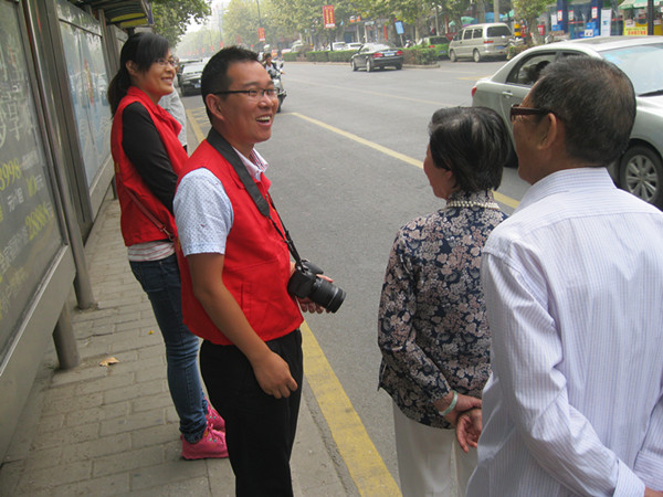 青年教师参加交通协管志愿服务活动
