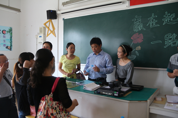 家长会后,家长们与老师交流自己孩子情况