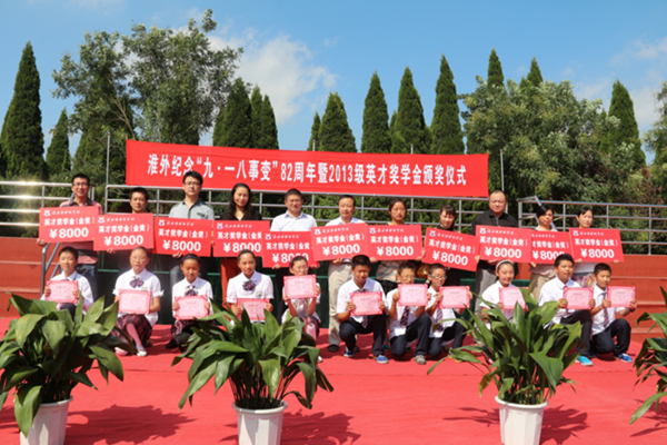 金奖获得者和家长合影