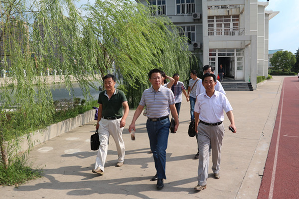 检查小组领导去现场考察
