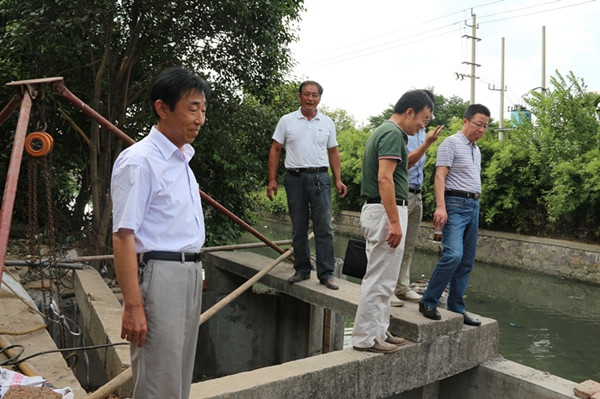 检查小组领导实地察看了工程布局、运行状况