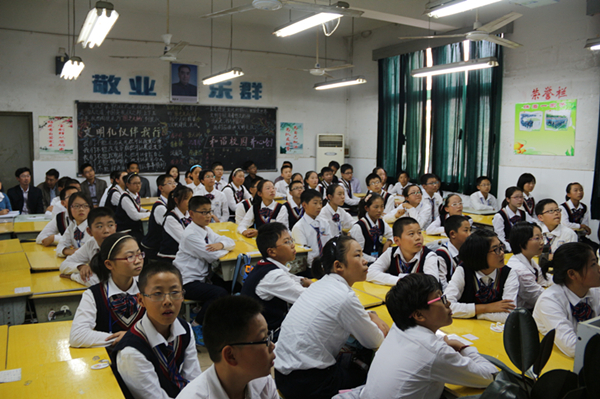 认真听讲的学生