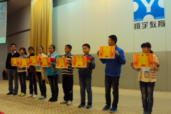 杨平主任为文化学习优胜班级颁奖