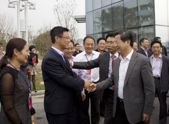 陈一新书记与学校名师握手致意