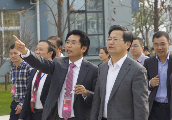 卢志文总校长向陈一新书记(中)介绍校园景观布局
