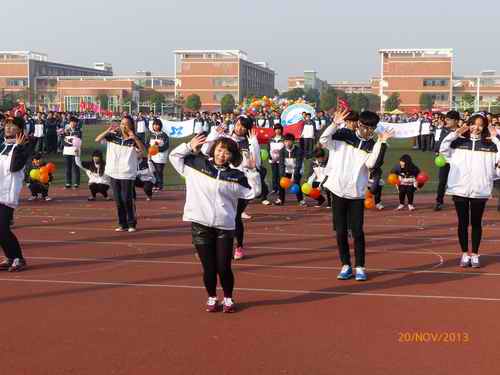 监利中学运动会:班级入场式(图集)
