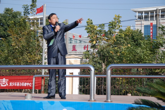 学校彭校长现场指挥