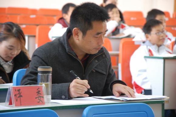 教研员张晓灵主任认真听课