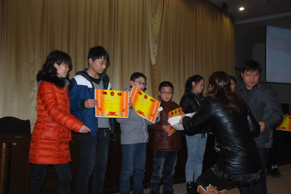 级部领导和大会评委为获奖学生颁奖