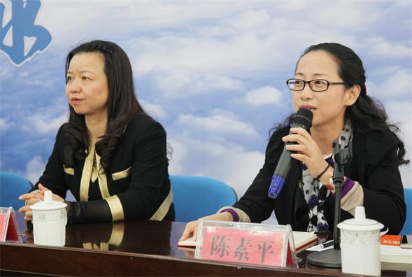 市教研院副院长杨向群(左)市教研院教科室主任陈素平主持会议