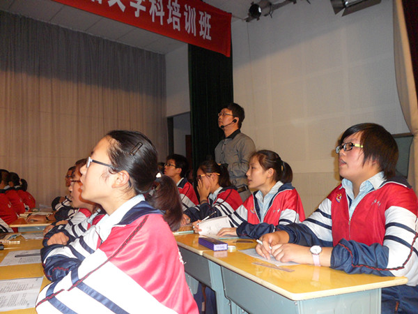 学生在张宁生副校长的点拨下深情诵读