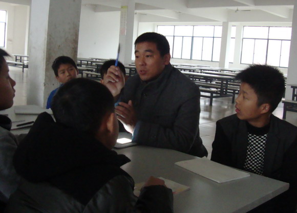 卢经理代表学校作出服务承诺