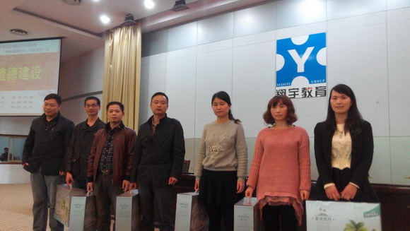 胡红麟主任为初二年级优秀教师颁奖