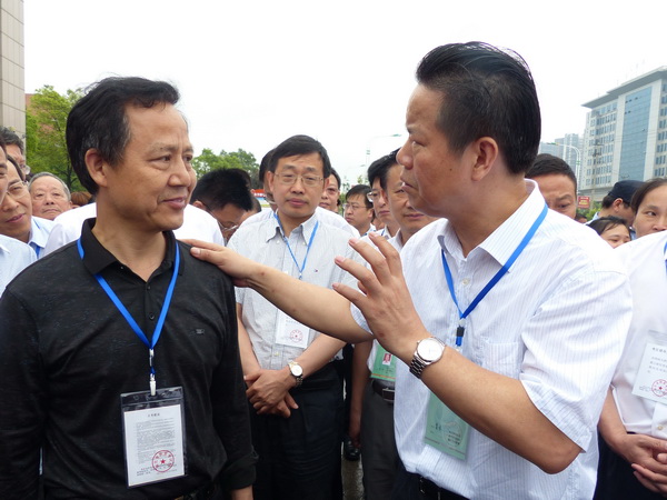 书记李新华,监利县委书记董新发,荆州市教育局副局长孙文,副县长游袤