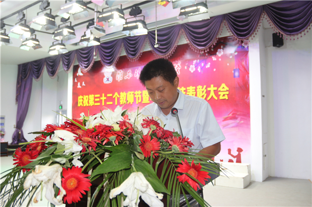 张明根副校长宣读地生中考表彰决定