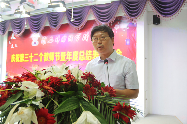 张宁生副校长宣读教科研表彰决定