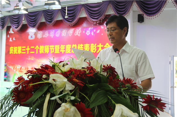 赵树青副校长宣读优秀辅导表彰决定