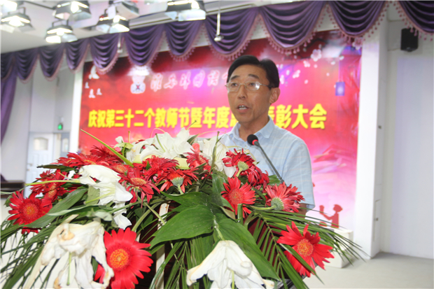 殷建国副校长宣读毕业班先进表彰决定