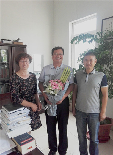 朱建文校长与淮外毕业生刘晨同学家长合影