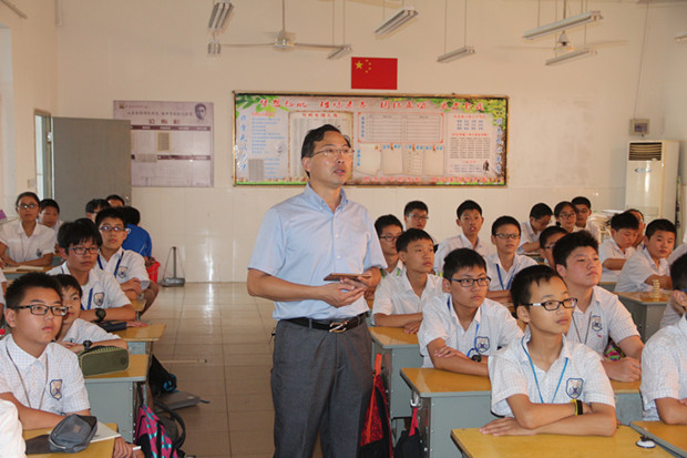 同学们聚精会神