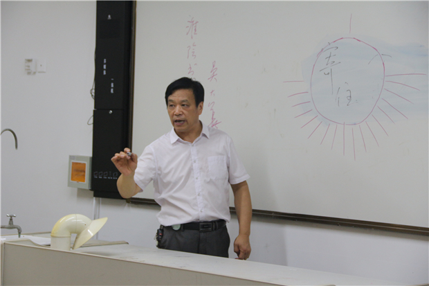 淮阴书法协会主席吴大华正在解读书法奥秘