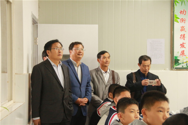 来宾们观摩智慧课堂