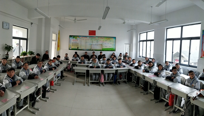 认真听会的老师同学