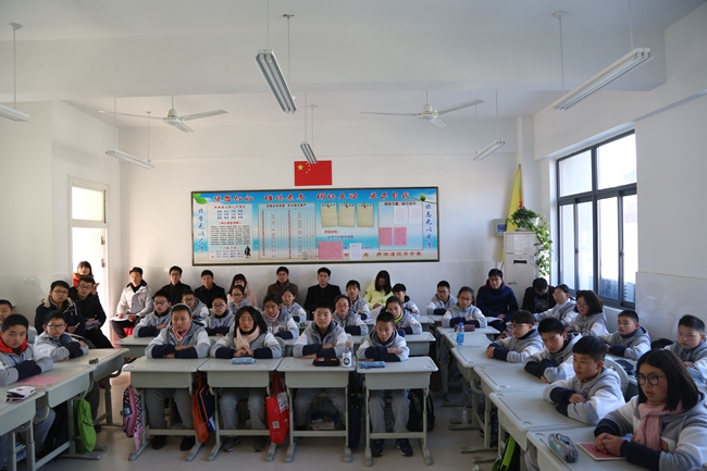 认真听会的老师和同学