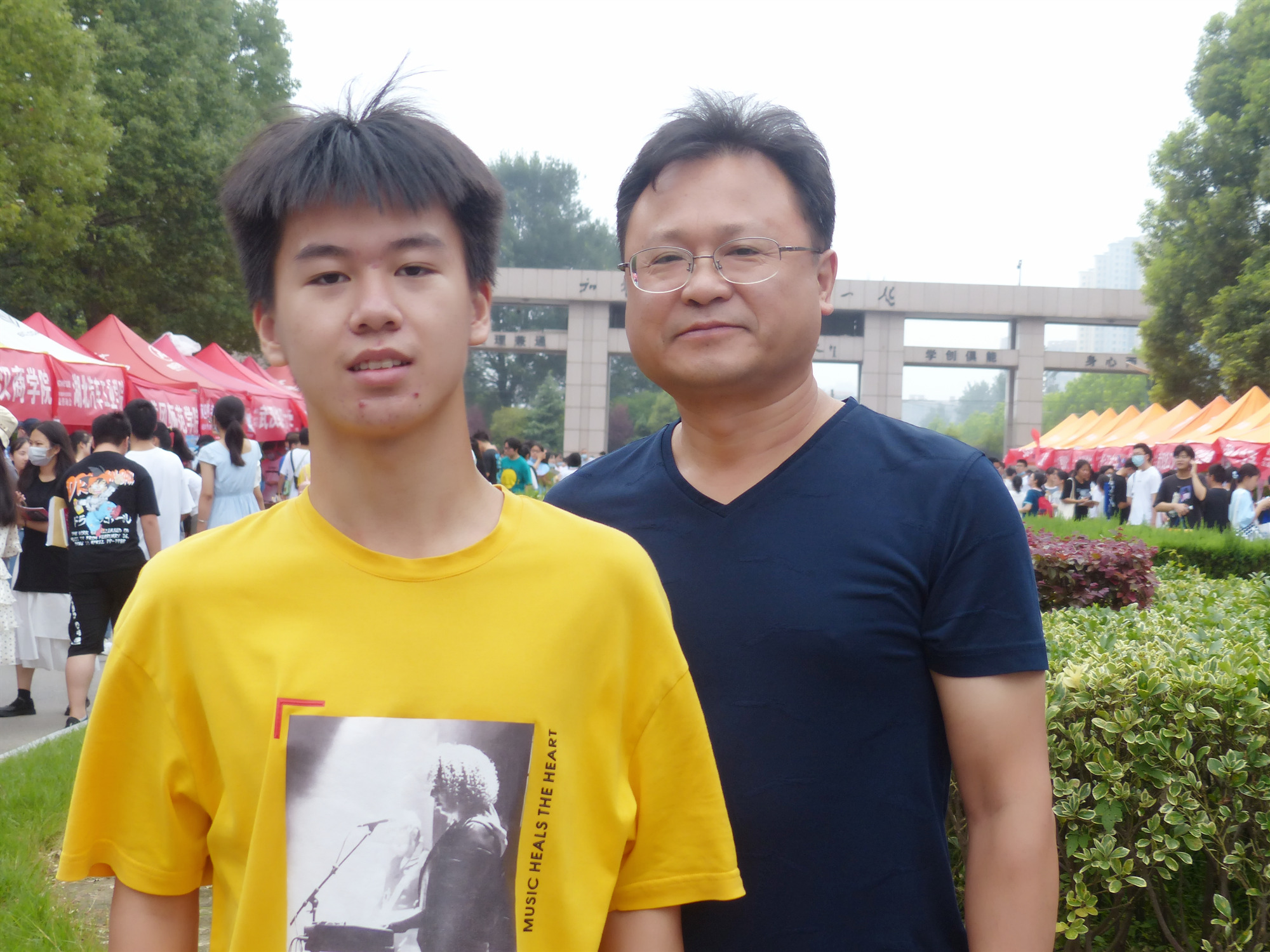 副县长游袤祝贺监利中学高考再创佳绩