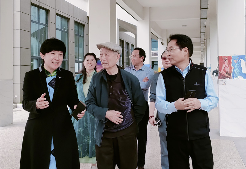 卢志文陪同费之雄先生访问苏州新教育学校