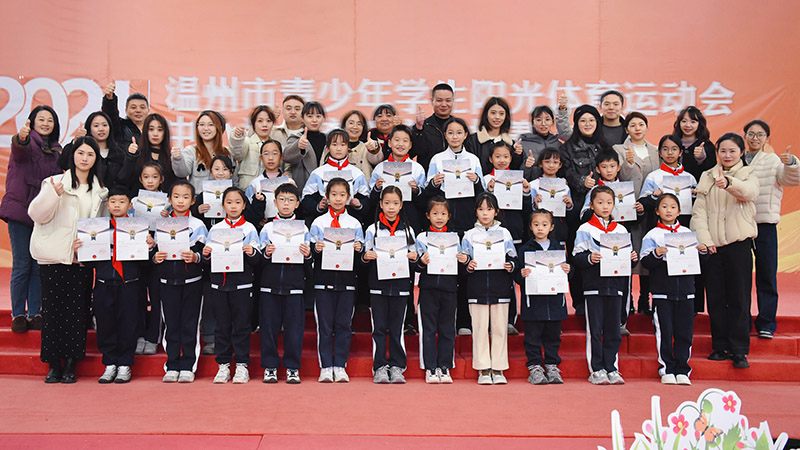 1766391932777304.jpg 一等奖合影 拷贝.jpg