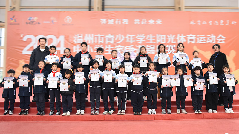 1766391943659221.jpg 二等奖合影 拷贝.jpg