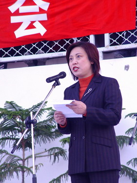 宝应县人民政府李琪副县长作贺辞,县教育局杨宝清局长宣布运动会开幕