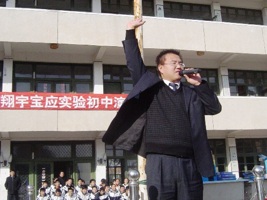 宝应实验初中举行"李阳疯狂英语演讲报告会"