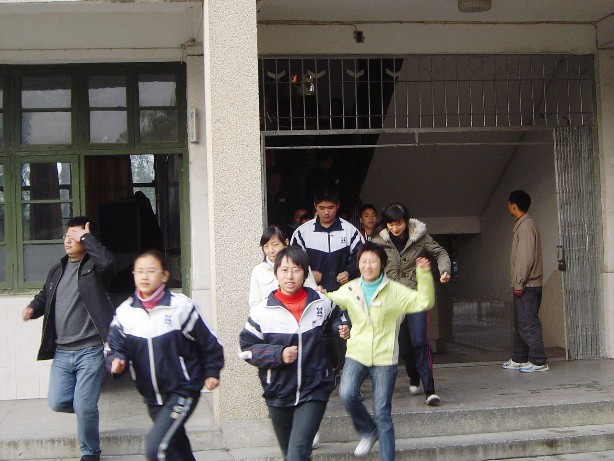宝应实验初中举行学生安全自救自护演练