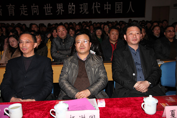 杨洪国副县长(中,蔡祥云局长(右,夏兴丹副主任等领导参加颁奖典礼