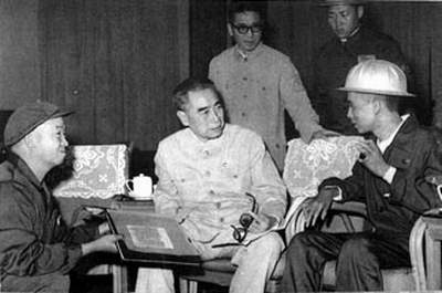 资料图片:周恩来同“铁人”王进喜亲切交谈