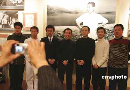 图文:周家第三代纪念周恩来逝世三十周年