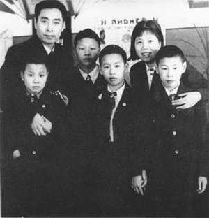 资料图片:周恩来和莫斯科学习的烈士遗孤合影