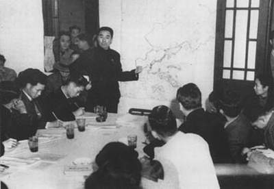 资料图片:周恩来在南京召开中外记者招待会