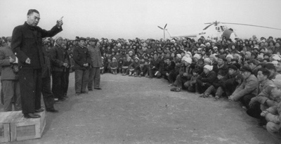 资料图片:1966年3月8日周恩来慰问地震灾区群众