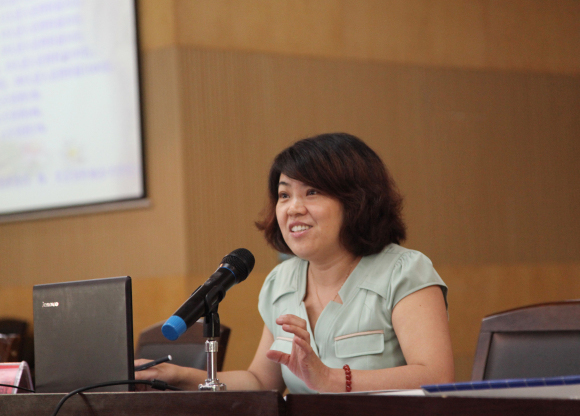 "首届全国中小学外语名师,全国英语园丁奖获得者,江苏特级教师,宝应