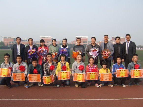 优秀学生代表与辅导老师合影留念